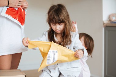 Bir paket evde yırtılma kız