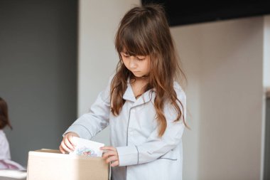 Küçük çocuk paket kartpostal dışarı almak