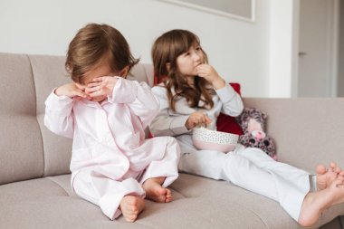 Koltukta oturan üzgün çocuk closeup