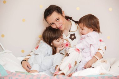 Genç kadın kamera ang kızları sarılma arıyor