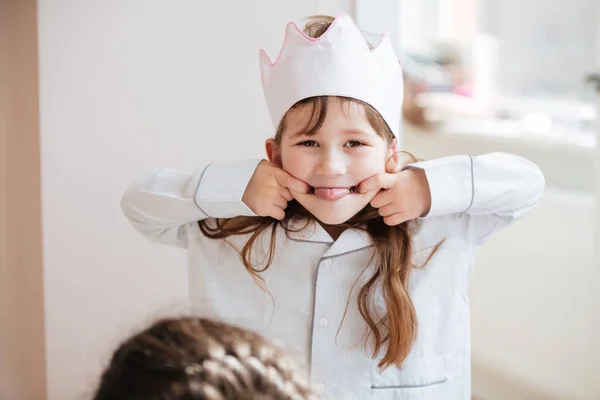 Menina mostrando língua — Fotografia de Stock