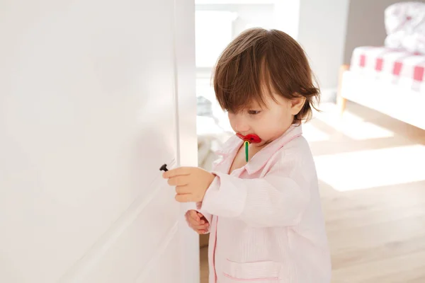 Aufnahme eines kleinen Mädchens mit Schraube — Stockfoto