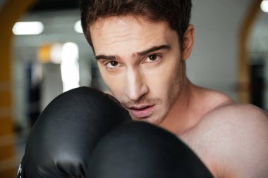Kendine güvenen boksör halkası üzerinde portresi
