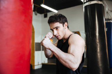 Punchbag ile eğitim boksör yan görünüm