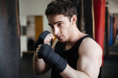 Punchbag ile eğitim boksör görünümünü kapat