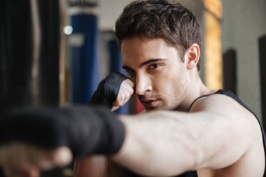 Spor salonunda eğitim boksör yan görünüm kadar kapatın