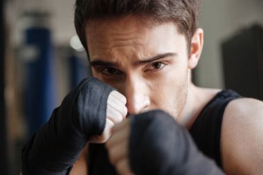 Spor salonunda egzersiz yaparak ciddi boksör görünümünü kapat