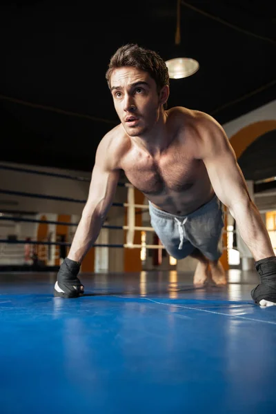 Homem forte empurrando para cima durante o treinamento — Fotografia de Stock