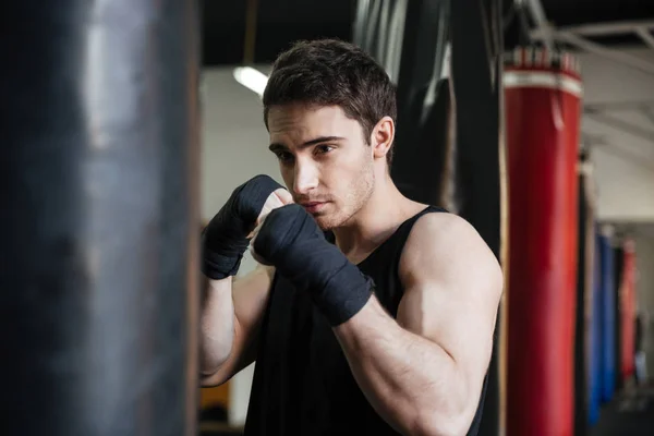 Boxerský trénink s boxovacím pytlem — Stock fotografie