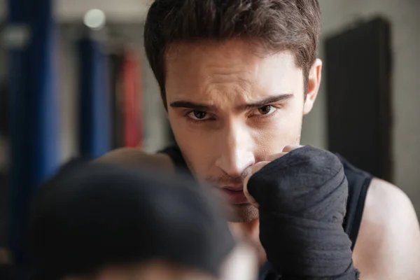 Zblízka pohled boxer dělat cvičení v tělocvičně — Stock fotografie