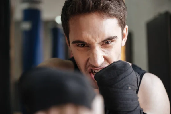 Zblízka pohled křičí boxer dělat cvičení v tělocvičně — Stock fotografie