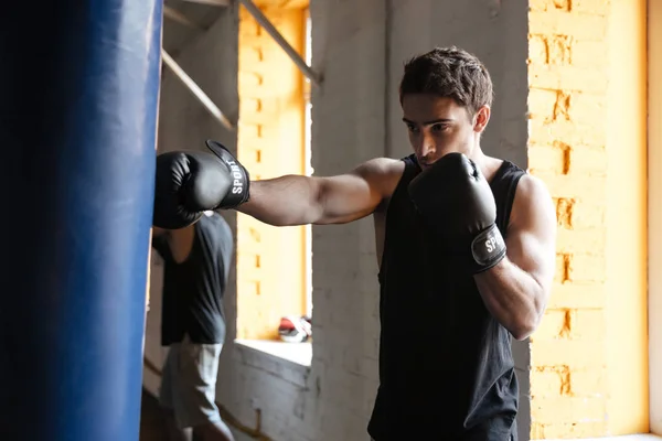 Forte treinamento de pugilista em um ginásio . — Fotografia de Stock