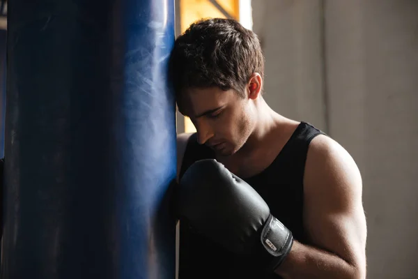 Pensive sportsman boxer pensando em treinamento — Fotografia de Stock