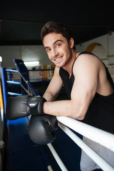 Usmívající se boxer při pohledu na fotoaparát — Stock fotografie