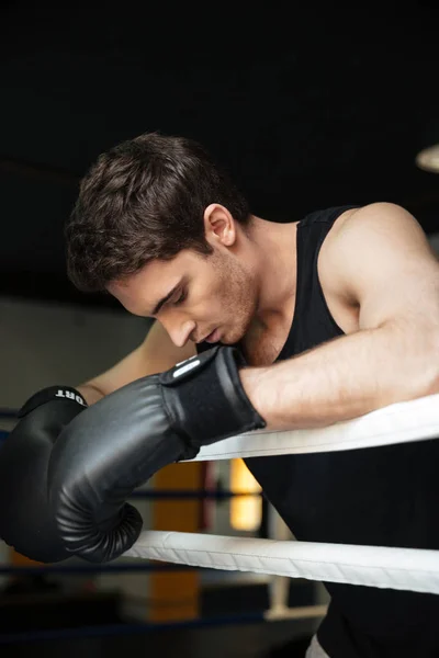 Treino de pugilista num ringue de boxe. Olhando de lado . — Fotografia de Stock