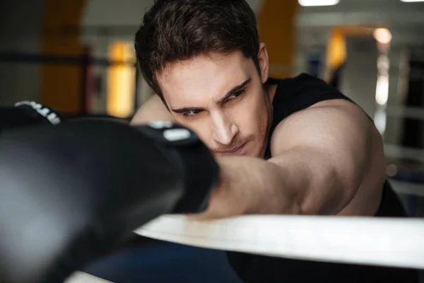 Deportista cansado después del entrenamiento apoyado en el anillo — Foto de Stock