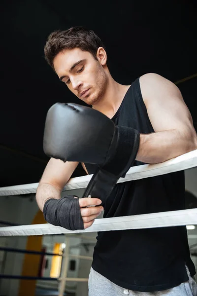 Boxeador reflexivo usando guantes — Foto de Stock