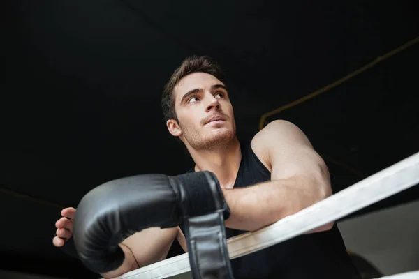 Deportista reflexivo de pie en el ring — Foto de Stock