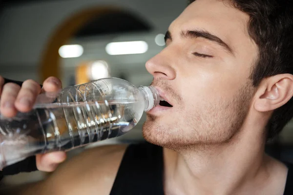 訓練の後男スポーツマン飲料水 — ストック写真