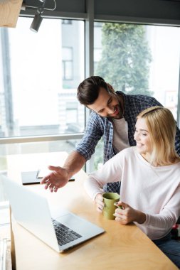 İki mutlu iş arkadaşları ofis coworking