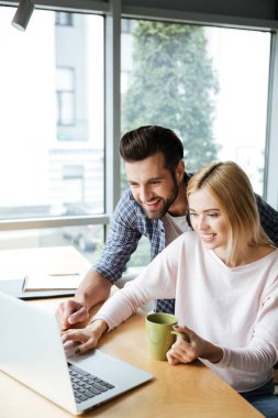 Office coworking iki neşeli arkadaşları