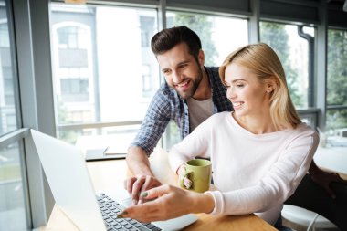 Office coworking iki neşeli arkadaşları