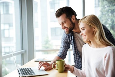 Office coworking iki neşeli arkadaşları