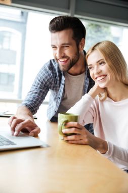 Office coworking iki neşeli arkadaşları