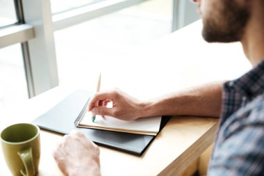 Office coworking genç adam fotoğraf kırpılmış