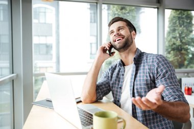 Telefonla konuşurken Office neşeli adam
