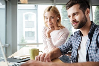 Office coworking iki meslektaşları gülümseyen genç