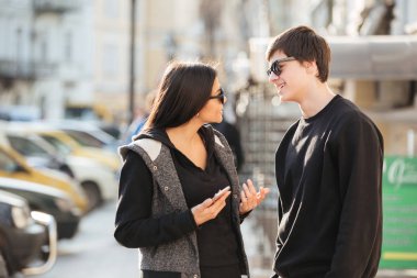 Kardeşi ile açık havada yürüyen kadın.