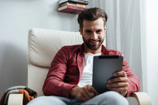 Jovem barbudo feliz usando computador tablet . — Fotografia de Stock