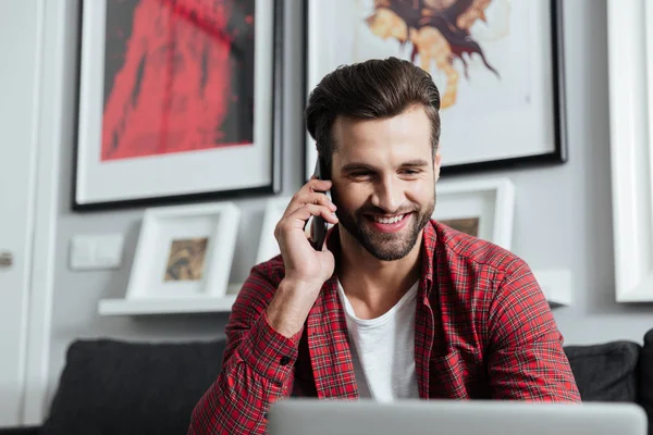 Homme joyeux parlant par téléphone . — Photo