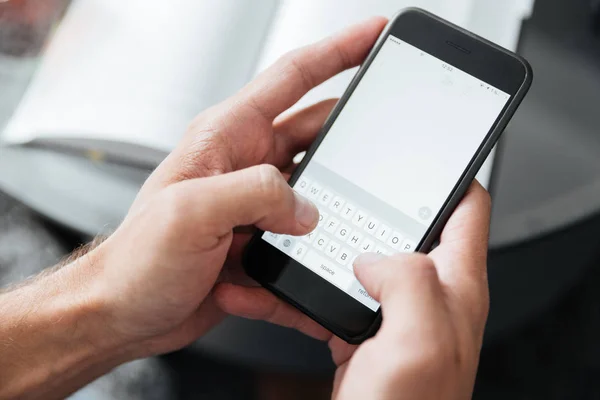 Foto recortada de jovem conversando por telefone . — Fotografia de Stock