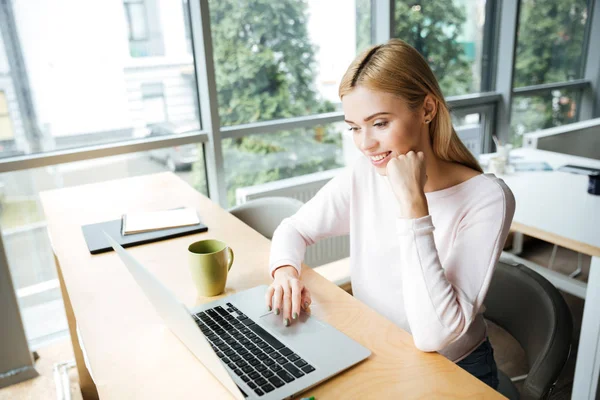 Glad dam som sitter i office coworking — Stockfoto