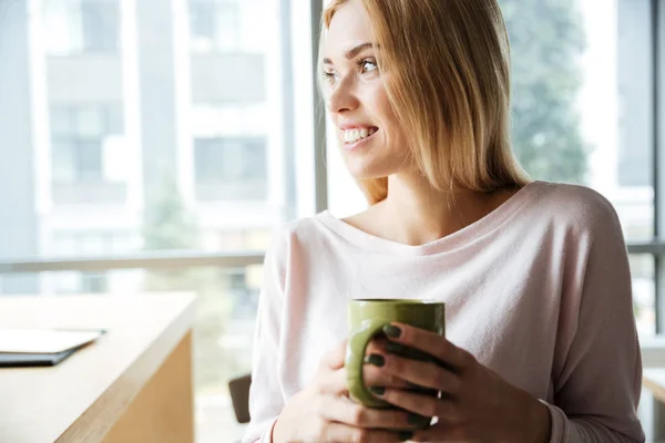 Senhora feliz no escritório coworking beber chá — Fotografia de Stock