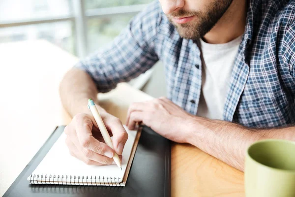 Geschnittenes Foto eines jungen Mannes beim Coworking im Büro — Stockfoto