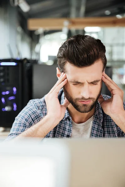 생각 하는 노트북을 사용 하는 동안 coworking 사무실에서 집중 — 스톡 사진