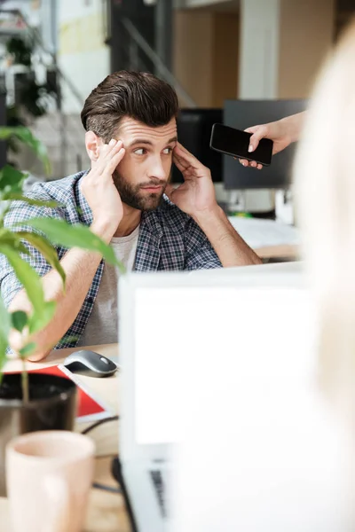 Pensée concentrée homme au bureau coworking tout en utilisant un ordinateur portable — Photo