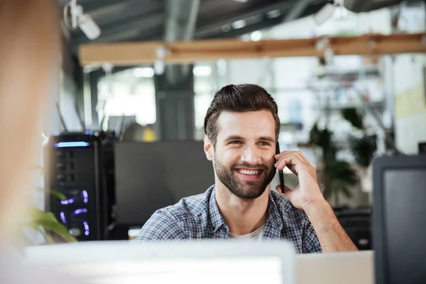 Człowiek w biurze coworkingowa podczas rozmowy przez telefon komórkowy. — Zdjęcie stockowe