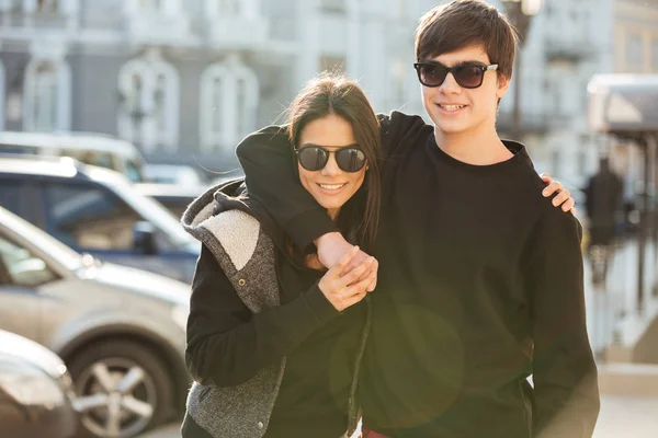 Jonge dame lopen en veel plezier buiten met haar broer. — Stockfoto