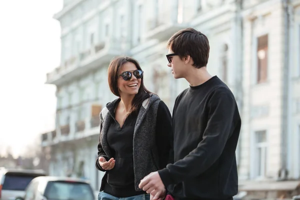 Glückliche junge Frau, die mit ihrem Bruder draußen spazieren geht. — Stockfoto