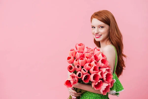 Mujer encantadora sosteniendo tulipanes rosados —  Fotos de Stock