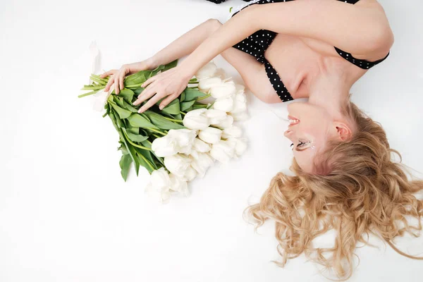 Vista superior de la mujer acostada en el suelo con flores — Foto de Stock