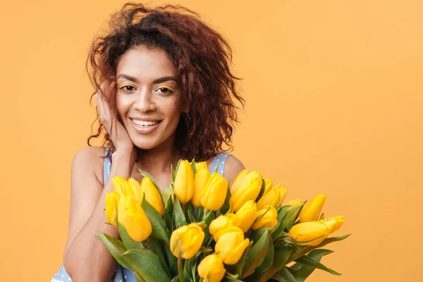 Cute African woman  holding bouquet of flowers — Stock Photo, Image