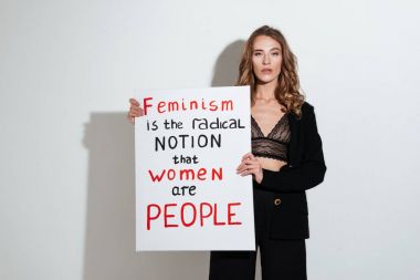 Çekici genç beyaz Bayan boş metin feminizm hakkında ile tutarak.