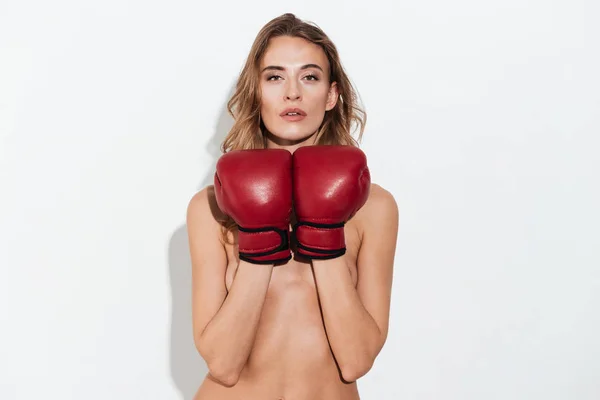 ボクシング グローブで裸の女性 — ストック写真