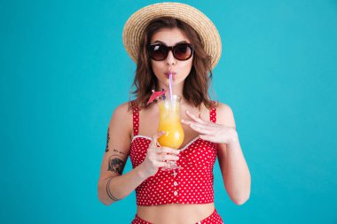 Kokteyl kameraya bakarak ile güzel genç bayan