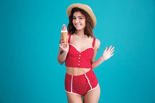 Счастливая молодая женщина с мороженым — стоковое фото